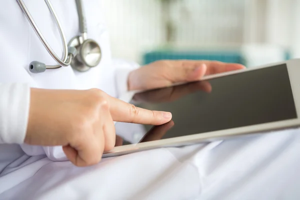 Doctor using tablet computer — Stock Photo, Image