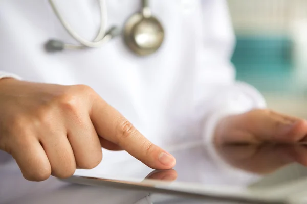 Doctor using tablet computer — Stock Photo, Image