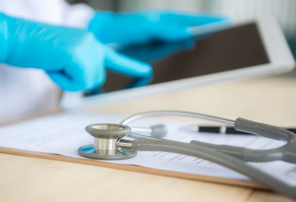 Doctor using tablet computer — Stock Photo, Image