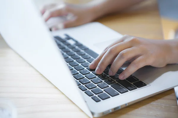 Primer plano de la mujer de negocios escribiendo a mano en el teclado del ordenador portátil con mo —  Fotos de Stock