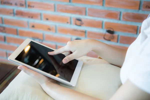 Woman hand hold white tablet with blank empty screen — Stock Photo, Image