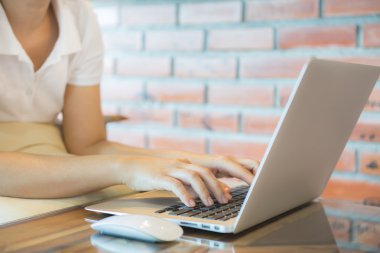 iş kadını el laptop klavye mo ile yazarak closeup