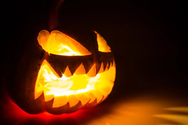 Halloween assustador rosto abóbora no fundo preto — Fotografia de Stock