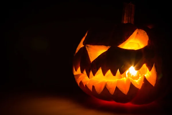 Halloween calabaza cara de miedo sobre fondo negro —  Fotos de Stock