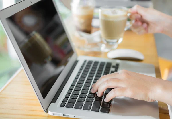 Close up of business woman hand typing on laptop keyboard with mo — стоковое фото