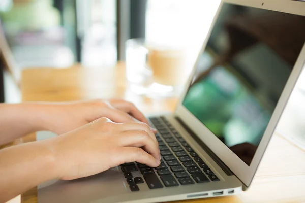 Primer plano de la mujer de negocios escribiendo a mano en el teclado del ordenador portátil —  Fotos de Stock