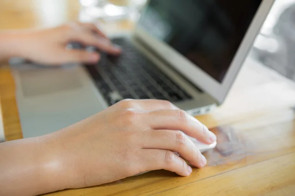 Primer plano de la mujer de negocios escribiendo a mano en el teclado del ordenador portátil con mo —  Fotos de Stock