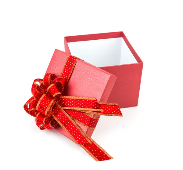 Caja de regalo roja con cinta roja y glod sobre fondo blanco —  Fotos de Stock