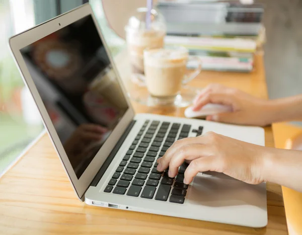 Primer plano de la mujer de negocios escribiendo a mano en el teclado del ordenador portátil —  Fotos de Stock