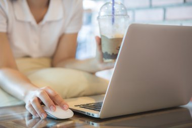 iş kadını el laptop klavye mo ile yazarak closeup