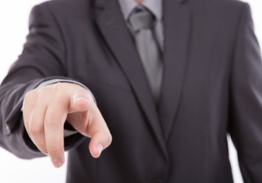 Beyaz backgrou karşı hayali bir ekrana dokunarak iş adamı