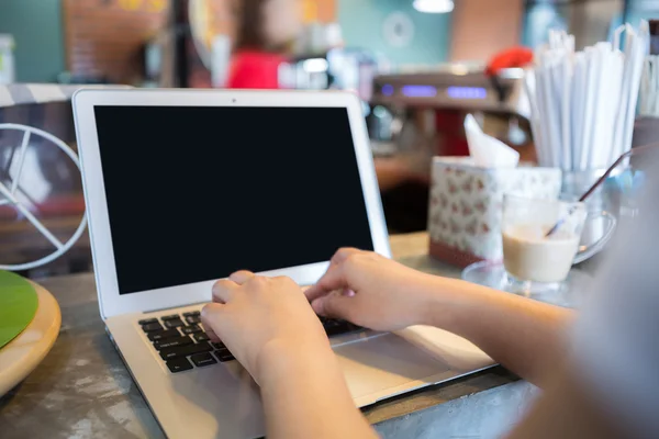 Primer plano de la mujer de negocios escribiendo a mano en el teclado del ordenador portátil — Foto de Stock