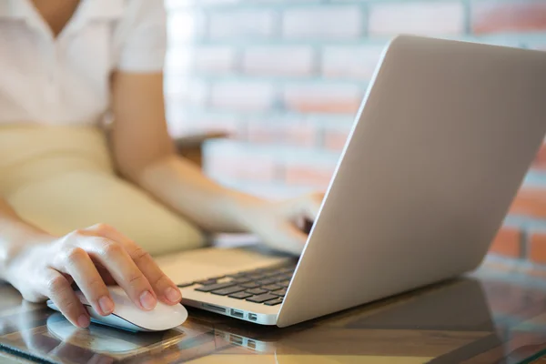 Primer plano de la mujer de negocios escribiendo a mano en el teclado del ordenador portátil con mo — Foto de Stock