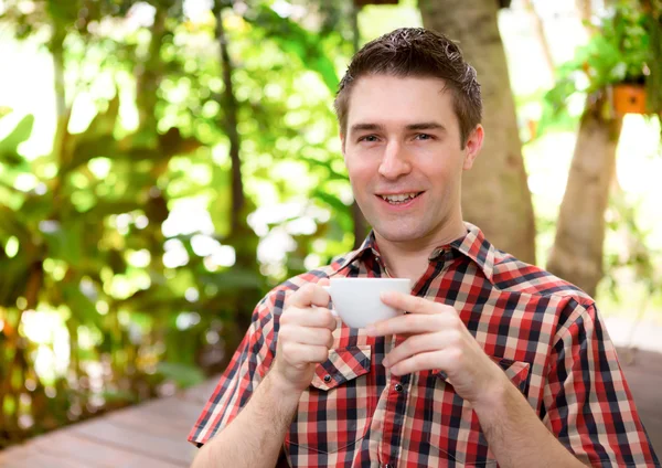 Portrait d'un jeune homme buvant du café — Photo