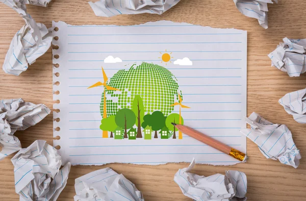 Eko Dostu dünya üzerinde not defteri ve kalem ile kağıt buruşuk — Stok fotoğraf