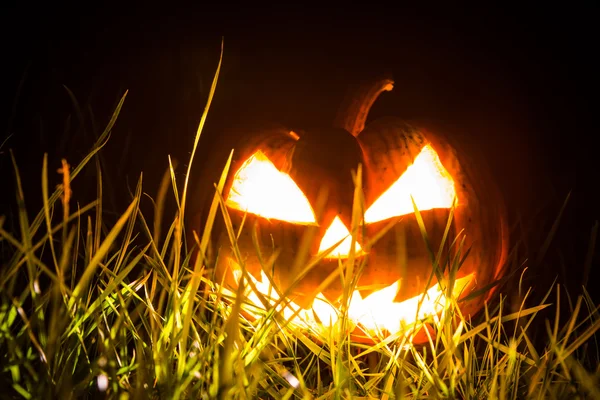 Halloween assustador rosto abóbora no fundo preto — Fotografia de Stock