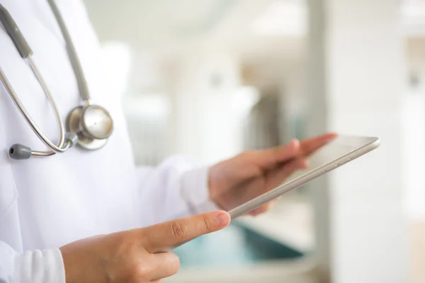 Doctor using tablet computer — Stock Photo, Image