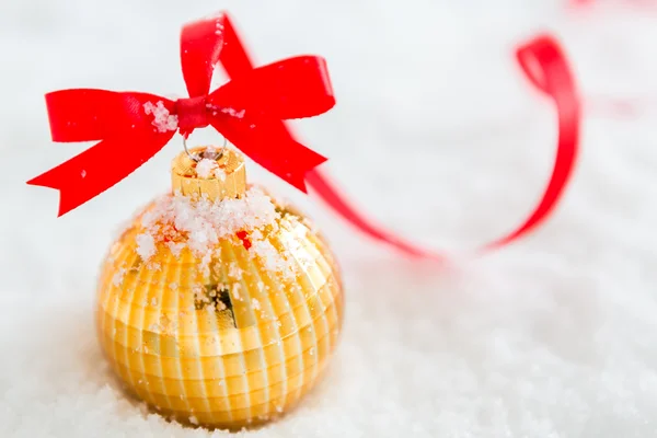 雪とクリスマスの装飾 — ストック写真