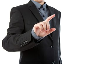 Beyaz backgrou karşı hayali bir ekrana dokunarak iş adamı