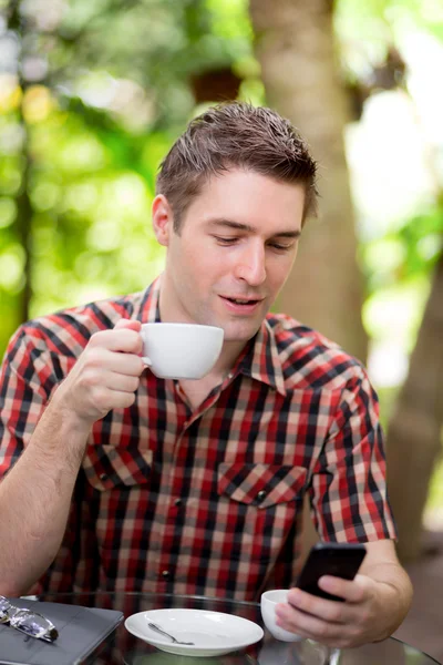 Affärsman med kaffe med hjälp av mobiltelefon — Stockfoto