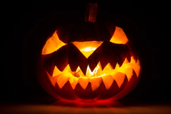 Halloween effrayant visage citrouille sur fond noir — Photo