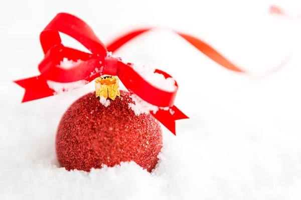 Κόκκινες μπάλες Χριστούγεννα με χιόνι — Φωτογραφία Αρχείου
