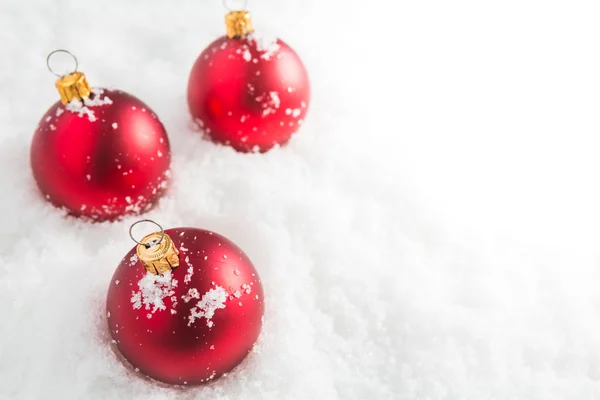 Rode kerstballen met sneeuw — Stockfoto