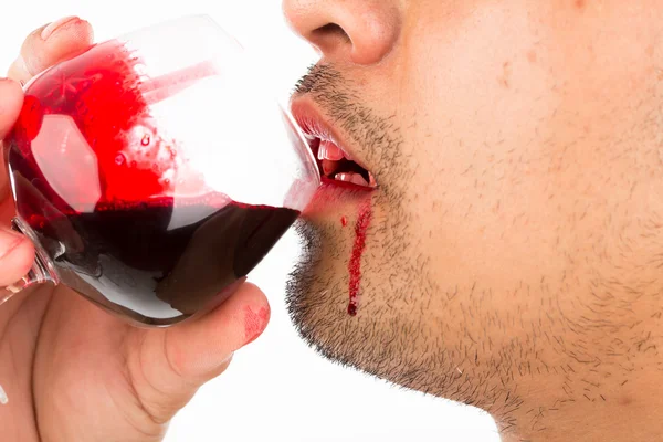 Halloween-Vampire trinken Blut auf weißem Hintergrund — Stockfoto