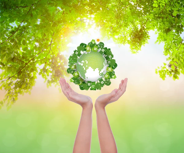 Kvinna händer hålla eco friendly jorden — Stockfoto