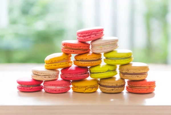 French colorful macarons in a rows — Stock Photo, Image