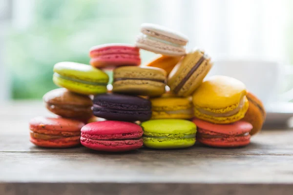 Francia színes macarons a fa asztal — Stock Fotó