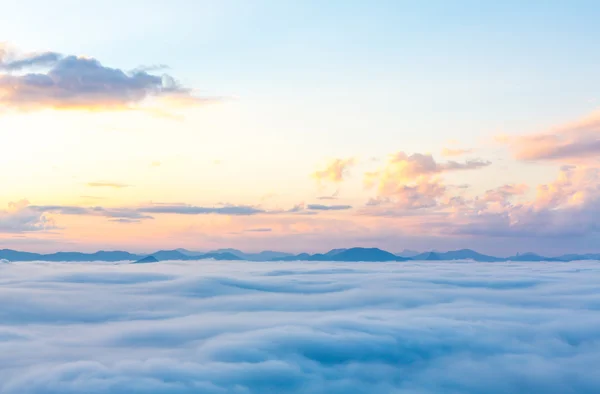 Niebla y nube montaña paisaje —  Fotos de Stock