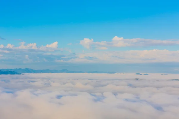 Niebla y nube montaña paisaje —  Fotos de Stock