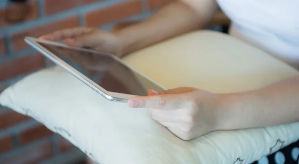 Donna mano toccare tablet bianco con schermo vuoto vuoto — Foto Stock