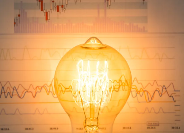 Glödlampa med business diagram — Stockfoto