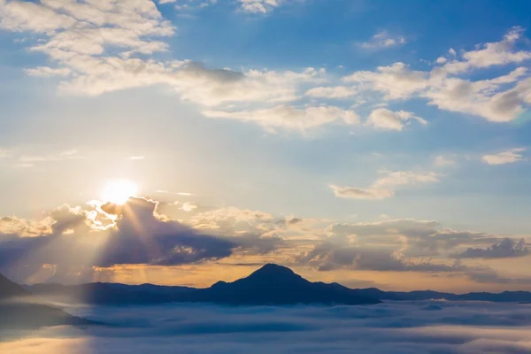 Nevoeiro e nuvem paisagem montanhosa — Fotografia de Stock