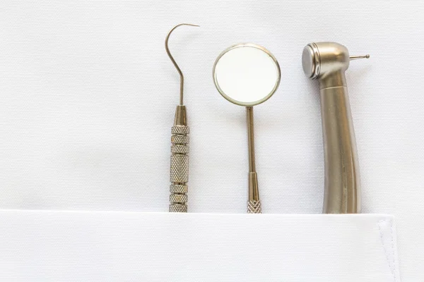 치과 의사 주머니와 거울 및 도구 — 스톡 사진