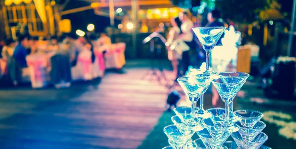 Стаканы шампанского выстроились в ряд на свадебном торжестве — стоковое фото