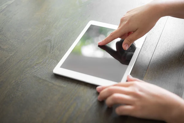 Frau Hand berühren weißes Tablet mit leerem Bildschirm — Stockfoto