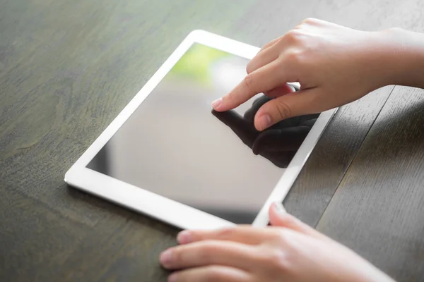 Kadın eli boş boş ekran ile beyaz tablet dokunmatik — Stok fotoğraf