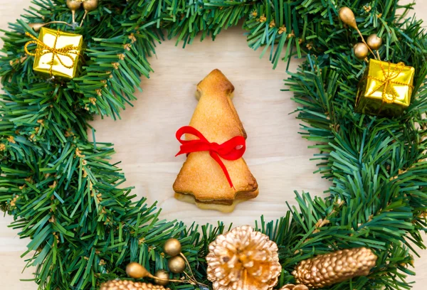 Christmas wreath with cookies over Wooden Background — Stock Photo, Image