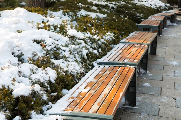 Sillas cubiertas de nieve —  Fotos de Stock