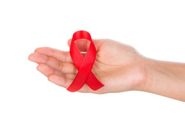 AIDS şerit beyaz arka plan üzerinde izole elinde