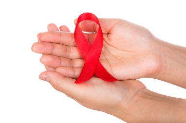AIDS şerit beyaz arka plan üzerinde izole elinde