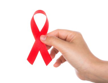 AIDS şerit beyaz arka plan üzerinde izole elinde