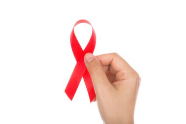 AIDS şerit beyaz arka plan üzerinde izole elinde
