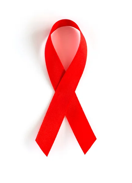 Aids Consapevolezza Cuore rosso Nastro isolato su sfondo bianco — Foto Stock