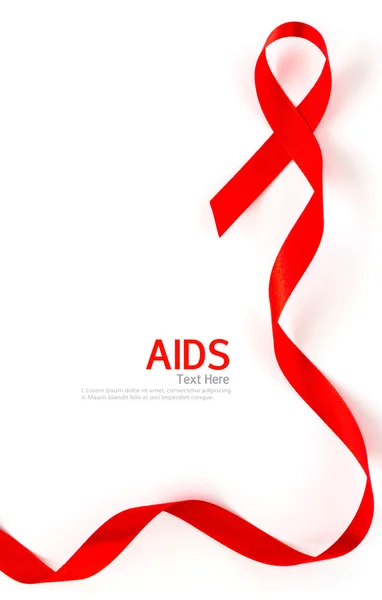 Aids Awareness Cinta roja del corazón aislada sobre fondo blanco — Foto de Stock