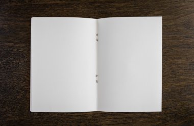 Kitabın ahşap arka plan üzerine açık boş sayfaları