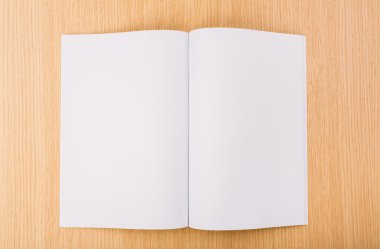 Katalog, dergi boş, sahte ahşap arka plan üzerinde kitap
